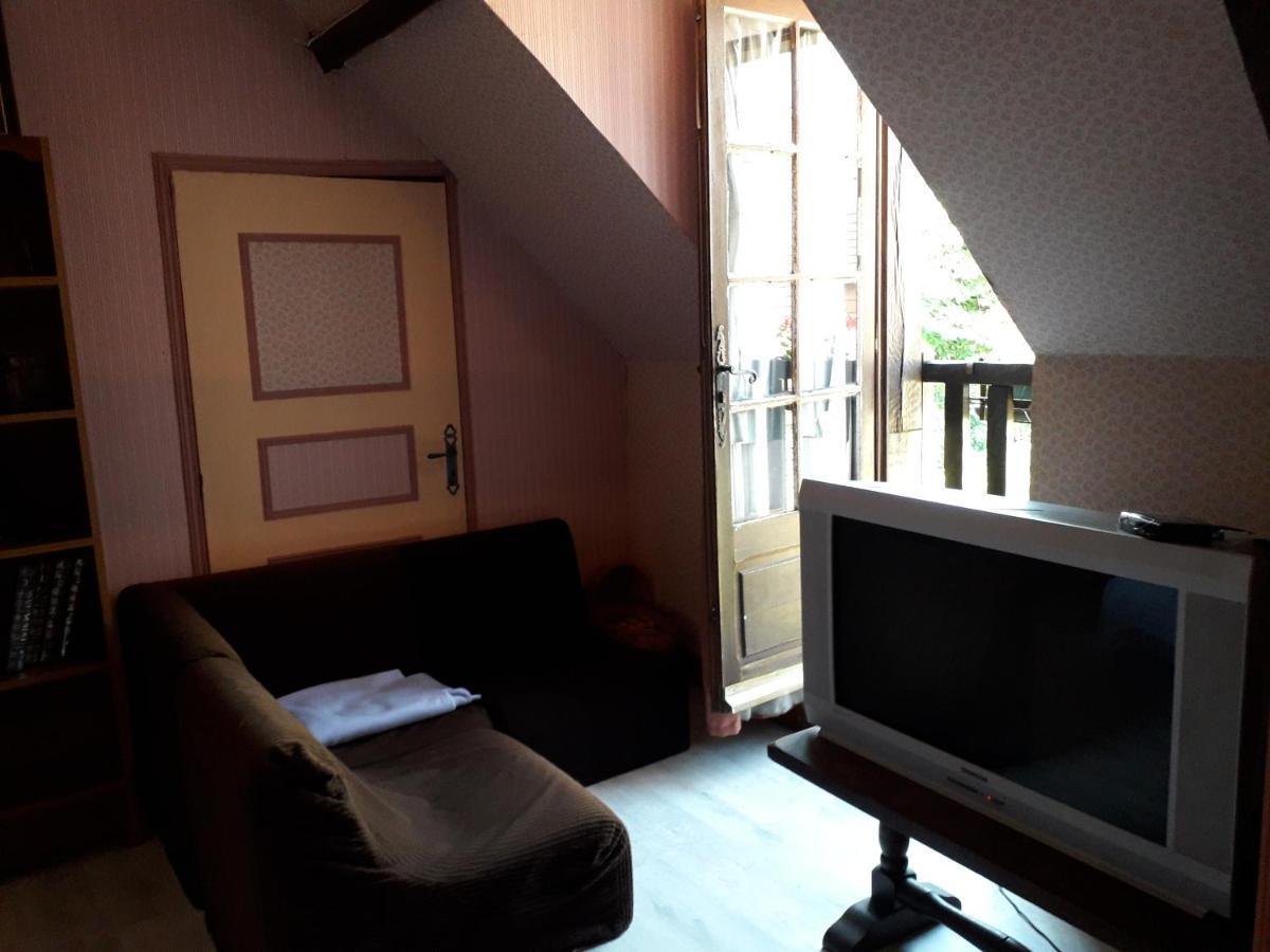 Halte Aux Places Marcillac-Saint-Quentin Екстер'єр фото